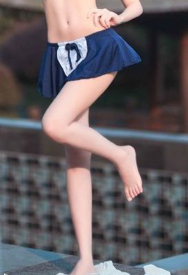 蒙上眼睛的女大学生