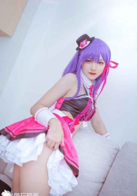 隔着衣服轻揉她的胸