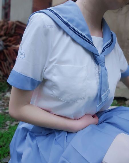 年轻的女教师在线